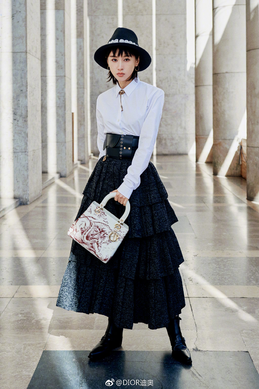 王子文身穿dior2019早春度假系列白色衬衫与层叠黑色半身裙飒爽亮相