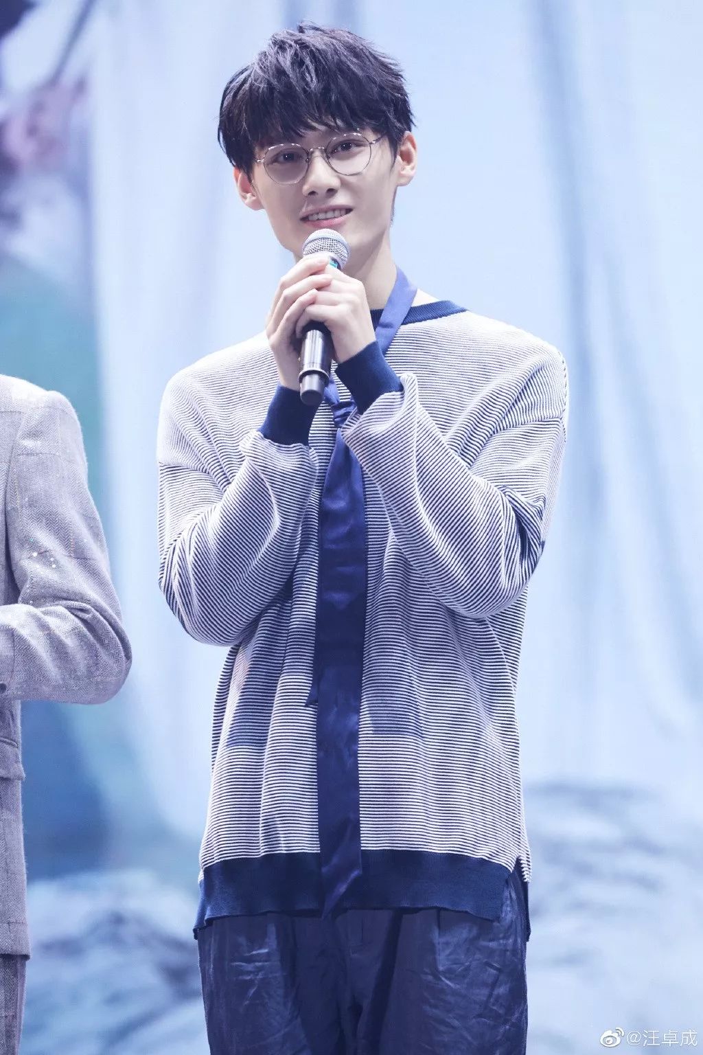 肖战汪卓成闹翻了?杜江带霍思燕进组?赖美云被逼现身?刘海宽混配角?