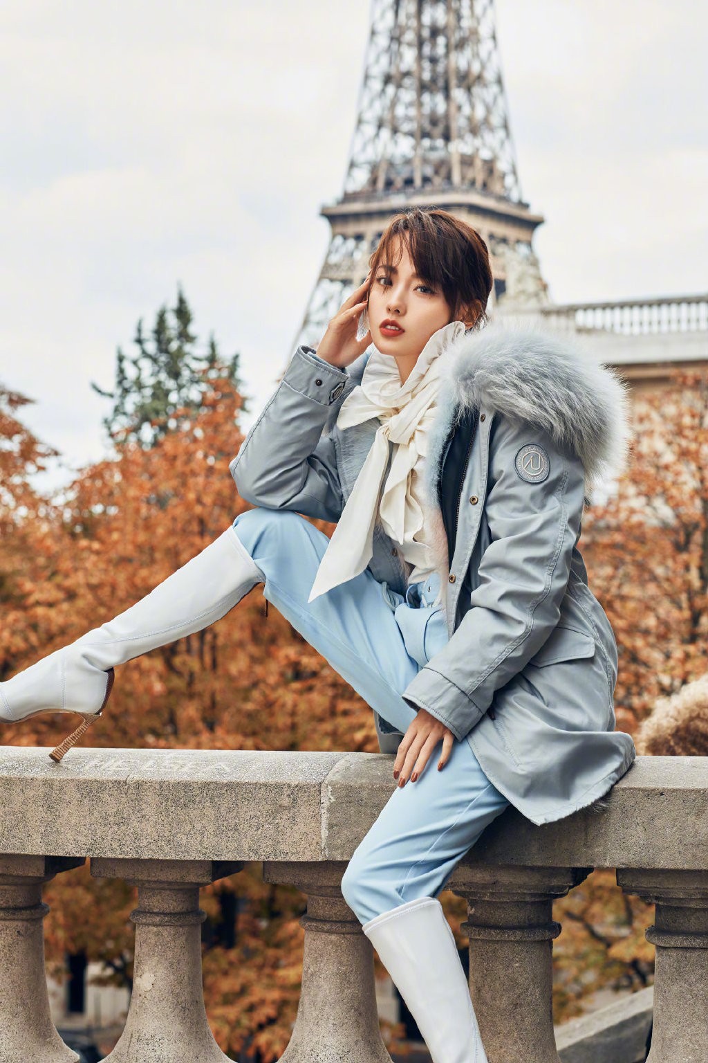 张嘉倪晒出游照,米老鼠发箍配公主裙,皮肤白皙化身迪士尼公主