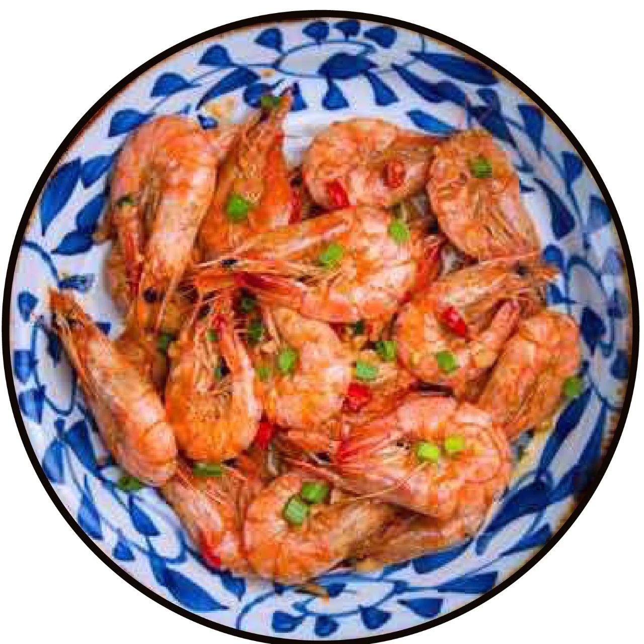 农村男子用塑料瓶自制捕鱼工具,专门用来抓小