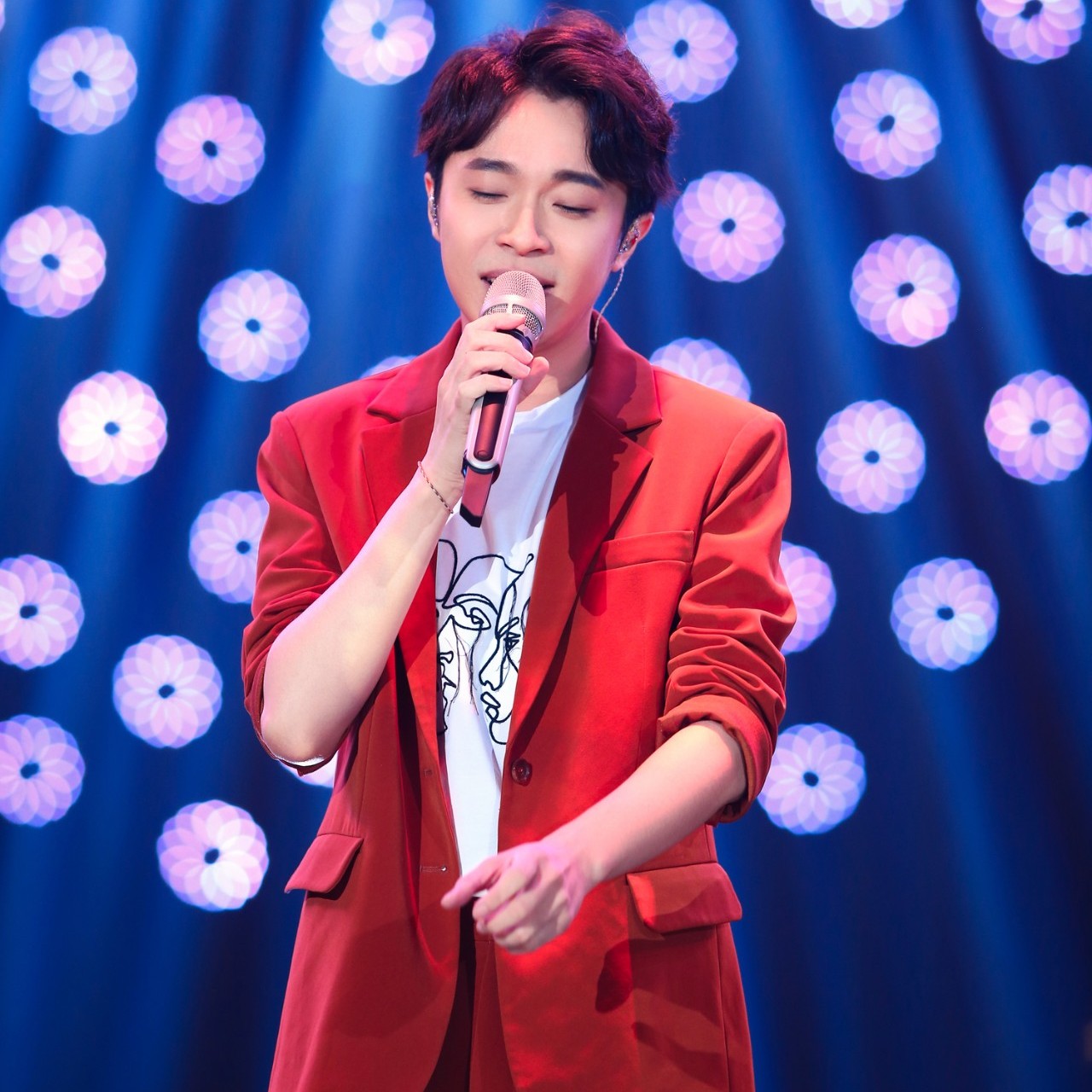 为了让宁弈和知微顺利离开