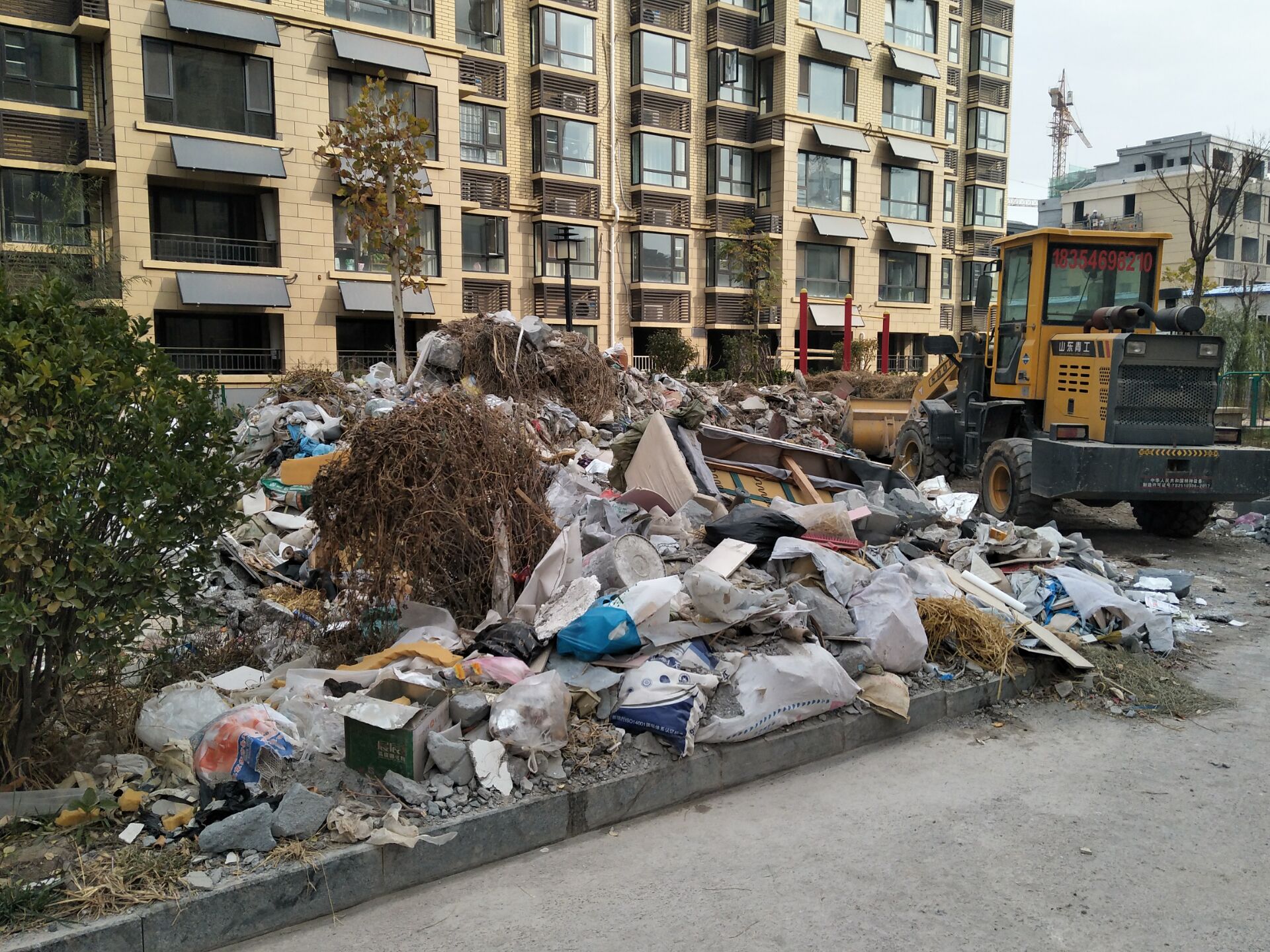 建筑垃圾堆成山,居民有苦难言