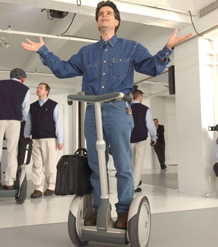 人称平衡车之父的狄恩·卡门2001年发布了他设计的平衡车,就像ipad