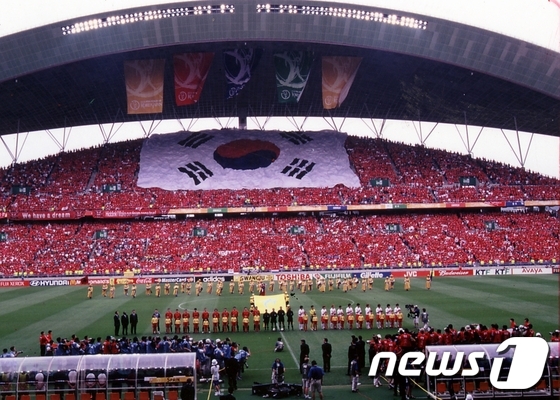 图为2002年韩日世界杯期间的韩国光州球场。（韩国NEWS 1）