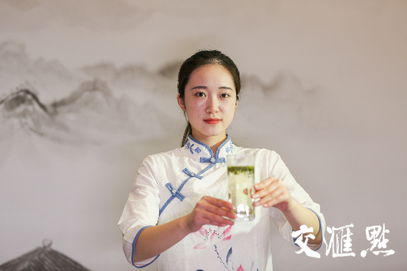 茶艺大师教你识茶300度高温炒出茶香年收入可达四五十万