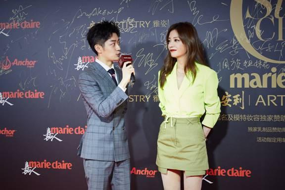 时尚双语主持人杨若天亮相2018嘉人年度红毯