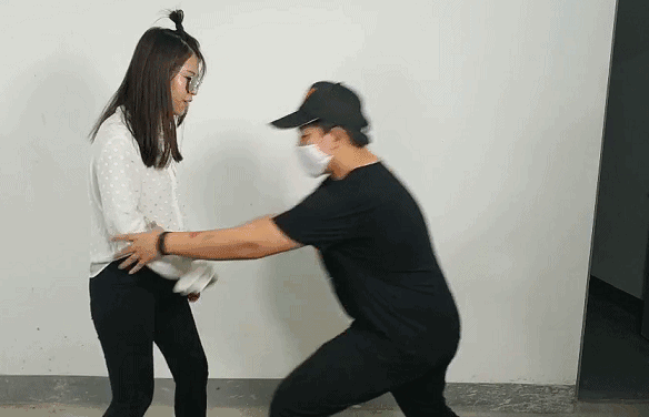 一般女生很难挣脱开除非能确保发力第一下够狠够准本招不建议使用结