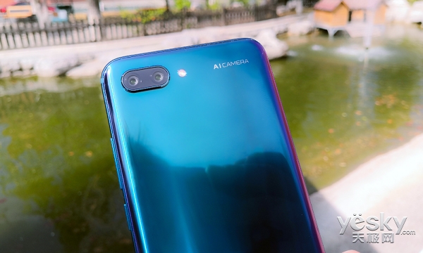 每台都是独一无二的渐变色 荣耀10手机上手评测