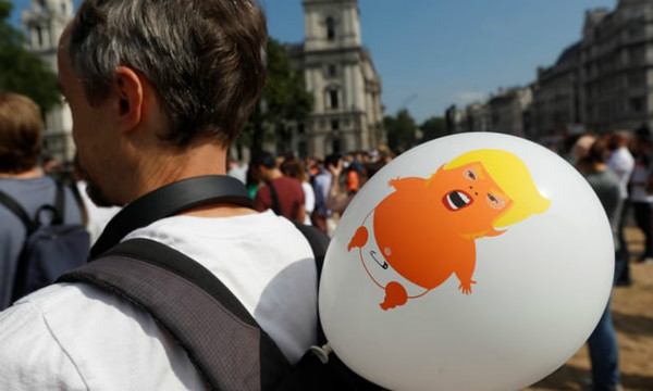 图说:"特朗普宝宝"气球 图gj9时30分许,在欢呼声中,"特朗普宝宝"缓缓