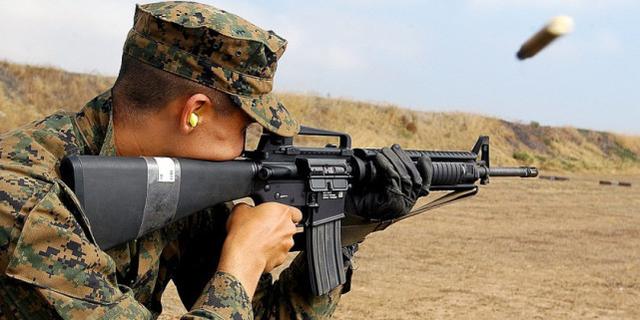 发人深思!《红海行动》中国兵为什么要用外国枪?具体原因都在这