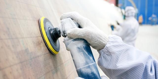 原始手工除锈所谓原始除锈就是借用人力手工除锈.