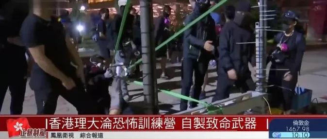 紧张对峙 港警和暴徒手里分别是什么武器(图)