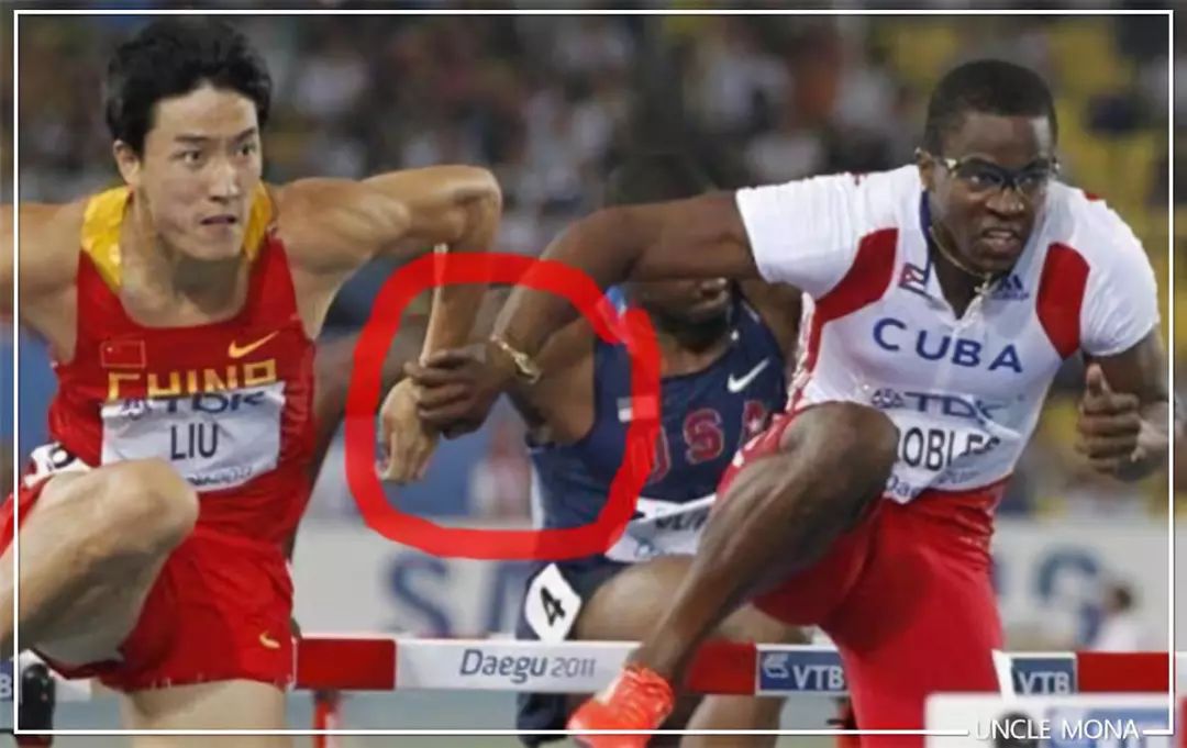 但罗伯斯却在第9,10栏的时候拉扯刘翔的手,最终刘翔以13秒27的成绩,第