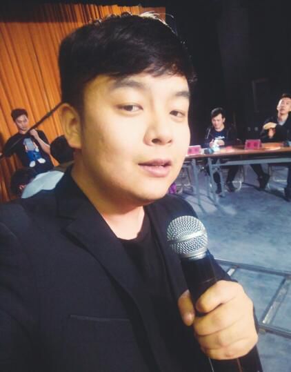 猪小明(真名不详)毕业于云南大学,是陈翔六点半的签约艺人,在剧中经常