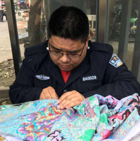 张飞绣花!他五大三粗却学起了绣花 6年里戒烟戒麻将媳妇都不找