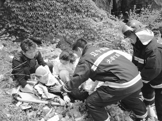 10岁男孩公园内坠下十米悬崖 多处受伤已送医救治