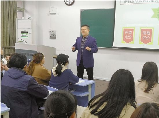 座位表:大学老师给制座位表 十年记住每个名字 郭军灵老师给学生们上课。钱江晚报 图