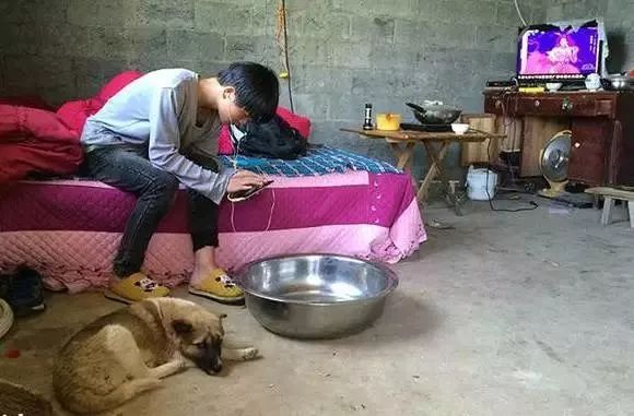 中国穷人的孩子正在被手机废掉