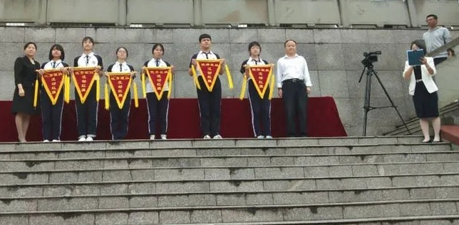 合江县马街中学举行室内操,励志歌曲比赛