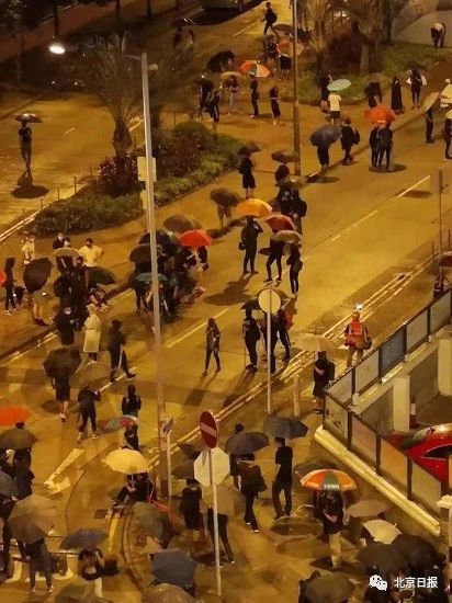 暴徒用镭射笔照射军营 驻港部队首次亮黄旗"警告"