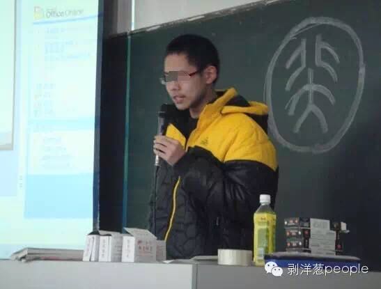 吴谢宇在介绍高考复习经验。