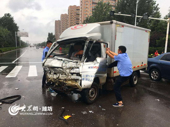 诸城:两货车路口相撞 一驾驶员被困车内