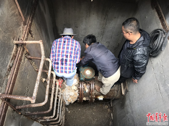“绿盾”巡查人员下到深约5米的井下检查，确认甘肃祁连山杂木寺水电站生态基流控制阀锁死。