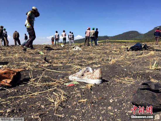 3月10日，埃塞俄比亚航空公司一架载有157人的客机坠毁，机上无人生还。图为埃塞俄比亚比绍夫图镇（Bishoftu）附近的坠机地点遍地残骸。