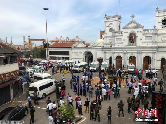 当地时间2019年4月21日，斯里兰卡科伦坡，爆炸袭击发生后，警察守卫在教堂外。 当天，斯里兰卡多地接连发生8起爆炸，多家酒店和教堂遭袭击，目前已造成200余人遇难。