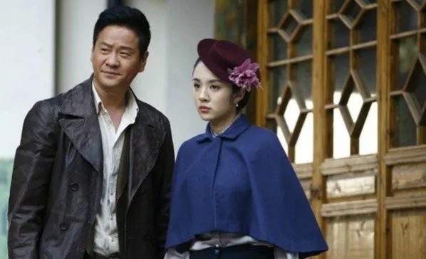 在紧张刺激的动作戏外,两兄弟与王晓晨饰演的冷小曼,还上演了一出三角