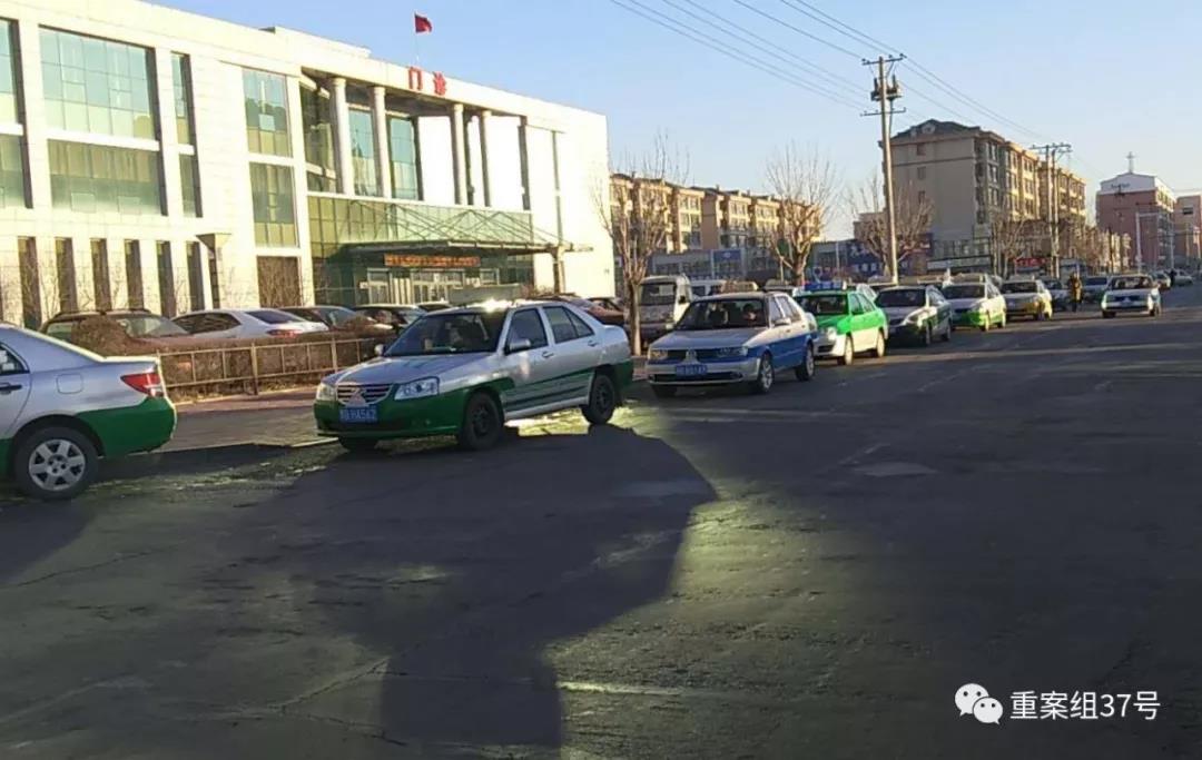 12月28日,在甘南县街头排队等活儿的出租车. 新京报记者 赵朋乐 摄