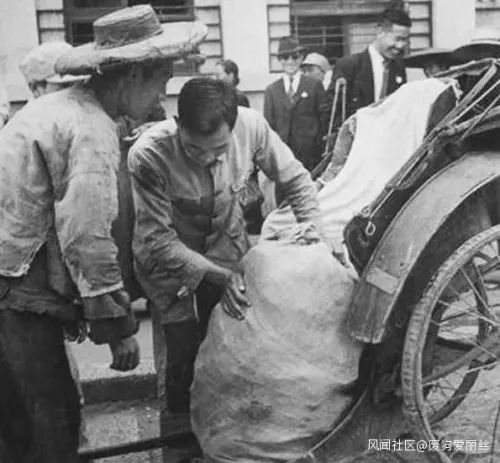 图为1948年上海，工人租用人力车，用麻袋把薪水运走。