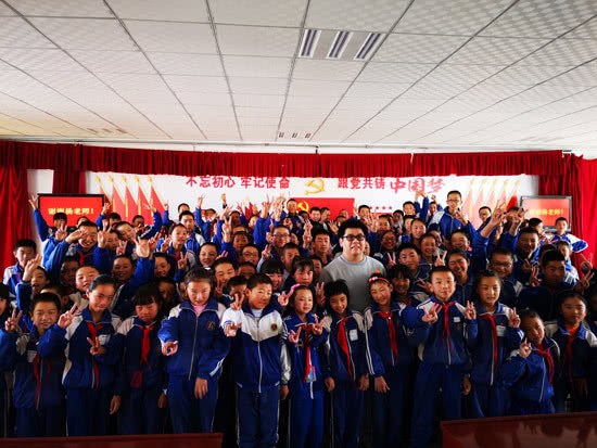 歌手杨光甘肃支教 离别场景催人泪下