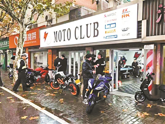 新规实施后第二天，上海交警对一辆摩托车开出首张“噪音罚单”。北京青年报 图