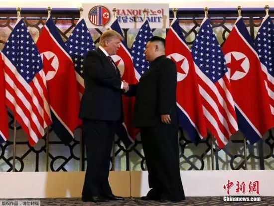当地时间2月27日，朝鲜最高领导人金正恩与美国总统特朗普在会谈地点握手。