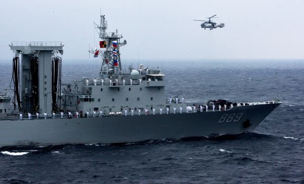 中俄海上联合军演闭幕阅兵式的中国人民解放军海军"太湖"号综合补给舰