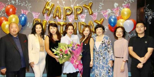 刘晓庆办生日party真会玩，穿白色连衣裙扎马尾，说她35岁我也信