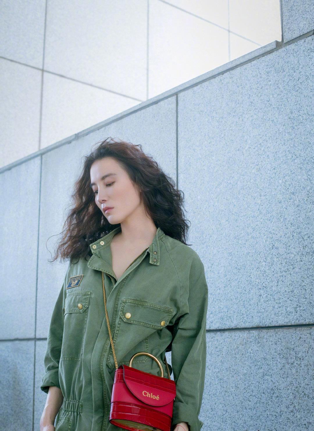 宋佳羊毛卷搭工装风街拍造型雷人,复古港风艳丽,尽显时尚好品味