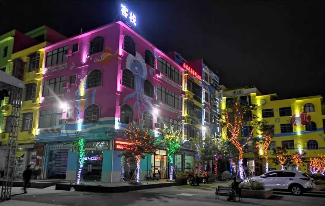 夜色下的疍家小镇流光溢彩,美不胜收