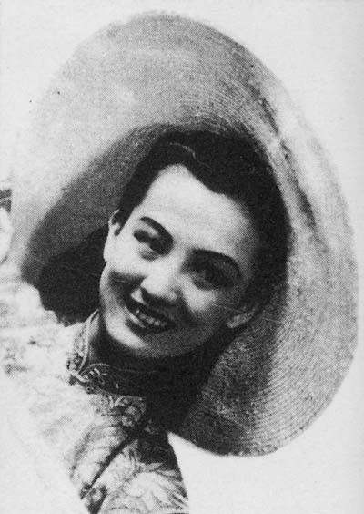 金嗓子周旋歌唱得好听,扮相也甜美动人,15张美照让人赏心悦目