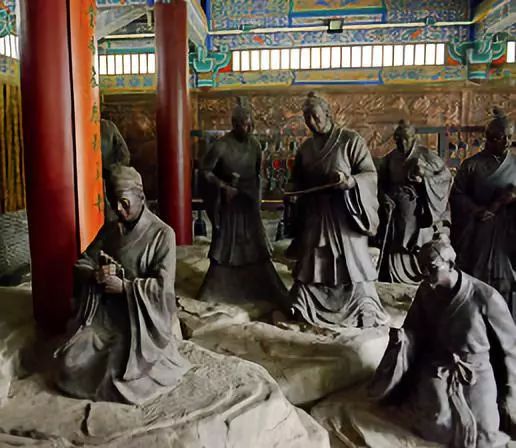  大成庙内孔子及其弟子的雕塑群像