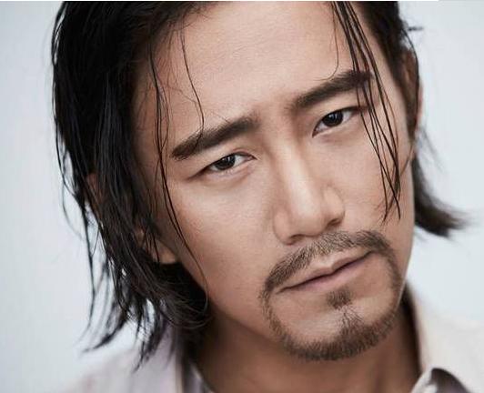 康杰全新写真曝光 故事性的眼神极具表现力