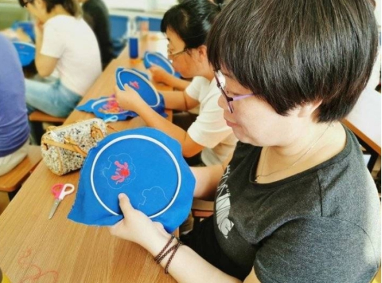 帮助妇女就业 潍坊刺绣大师走进社区教刺绣