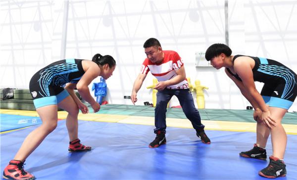 摔跤吧,少年!这所农村中学的励志故事堪比电影