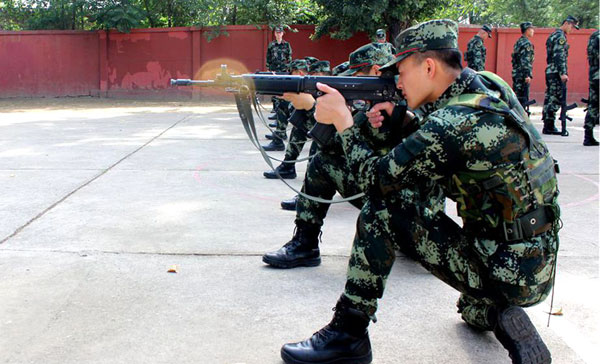 练枪的兵哥哥太帅了