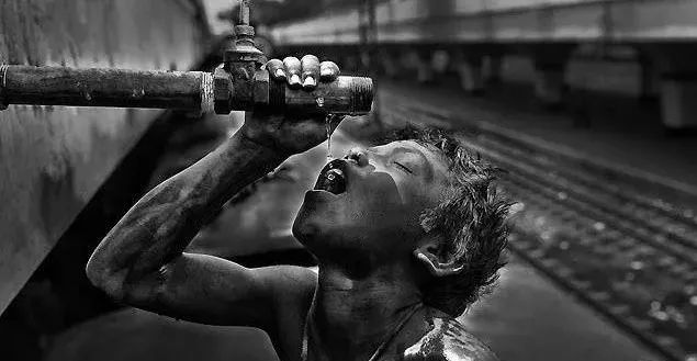 48亿人无法获得净化的饮用水来源; 世界近1/5的人口生活在缺水地区.