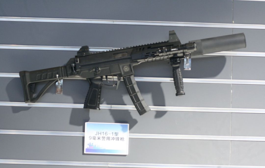 jh16-1速射▲浙江警官学院正在对jh16-1进行测试jh16-1采用了折叠可