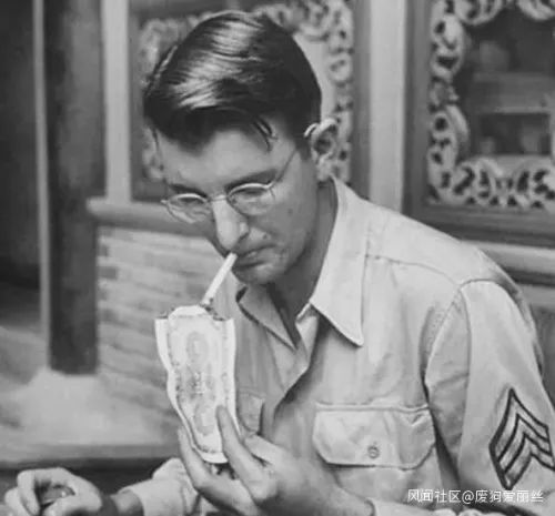 图为用法币点烟的美军士兵。