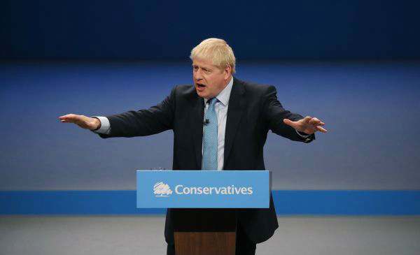  10月2日，在英国曼彻斯特，英国首相约翰逊在保守党年会上发表讲话。（新华社/美联）