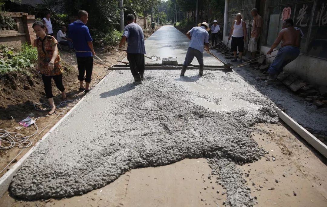 2013年7月23日,施工人员在廊坊市安次区杨税务乡南史务村实施村庄街道